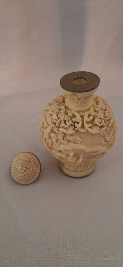 ** ORIGINAL- 20th Century Chinese Hand-Carved Resin Snuff Bottle (7cm).**