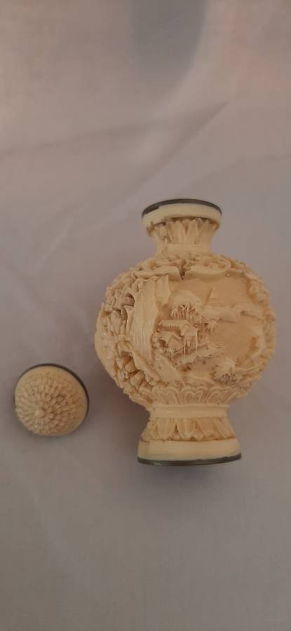 ** ORIGINAL- 20th Century Chinese Hand-Carved Resin Snuff Bottle (7cm).**