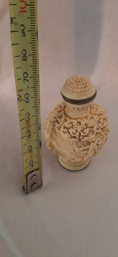 ** ORIGINAL- 20th Century Chinese Hand-Carved Resin Snuff Bottle (7cm).**