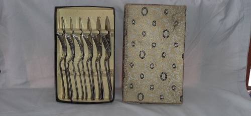 ** STUNNING- 1930s `Kings Pattern` Engraved Nickel Silver Fish Cutlery Set in Box (Sheffield).**