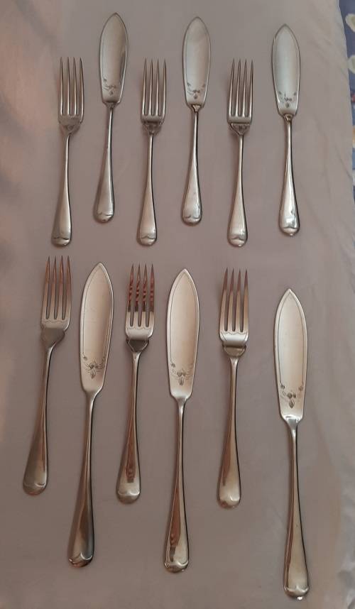 ** STUNNING- 1930s `Kings Pattern` Engraved Nickel Silver Fish Cutlery Set in Box (Sheffield).**