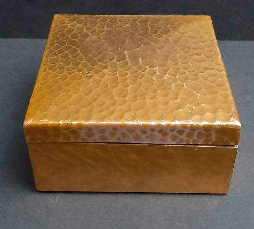 ** STUNNING: Early 20th Century Hammered Copper Jewellery Box (11cm x 11cm x 6,5cm).**