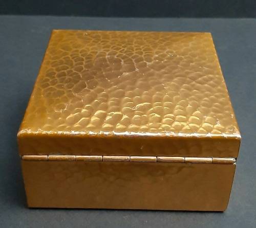 ** STUNNING: Early 20th Century Hammered Copper Jewellery Box (11cm x 11cm x 6,5cm).**