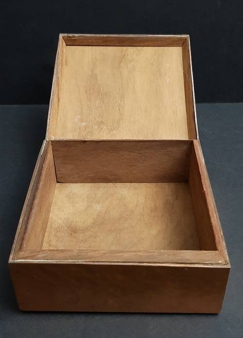 ** STUNNING: Early 20th Century Hammered Copper Jewellery Box (11cm x 11cm x 6,5cm).**