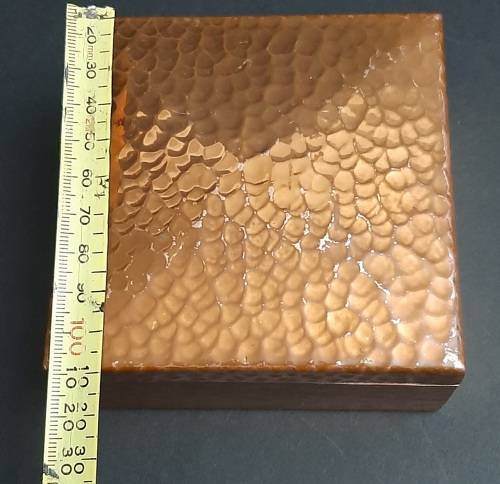 ** STUNNING: Early 20th Century Hammered Copper Jewellery Box (11cm x 11cm x 6,5cm).**