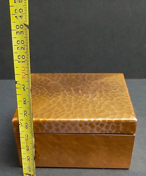 ** STUNNING: Early 20th Century Hammered Copper Jewellery Box (11cm x 11cm x 6,5cm).**