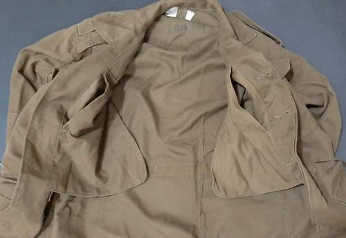 ** RARE: 1970 Early SADF 1st Type Bush Jacket w/ Slanted Pockets (Small/Medium).**