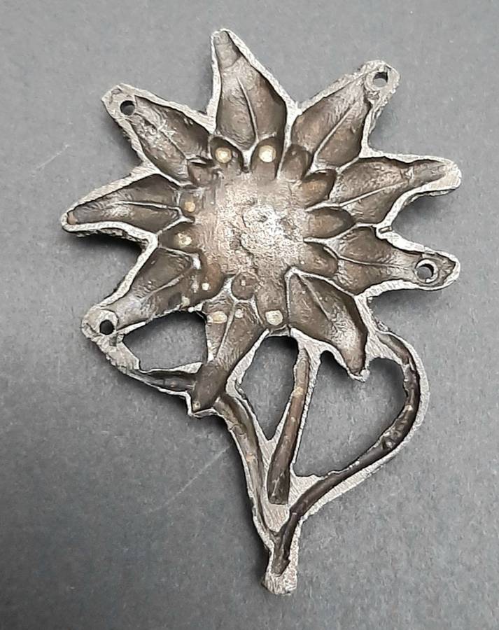 WW2 German Gebirgsjäger `Kriegsmetall` Edelweiss Cap Insignia