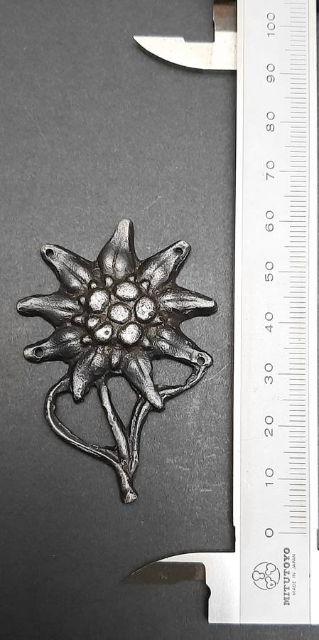 WW2 German Gebirgsjäger `Kriegsmetall` Edelweiss Cap Insignia
