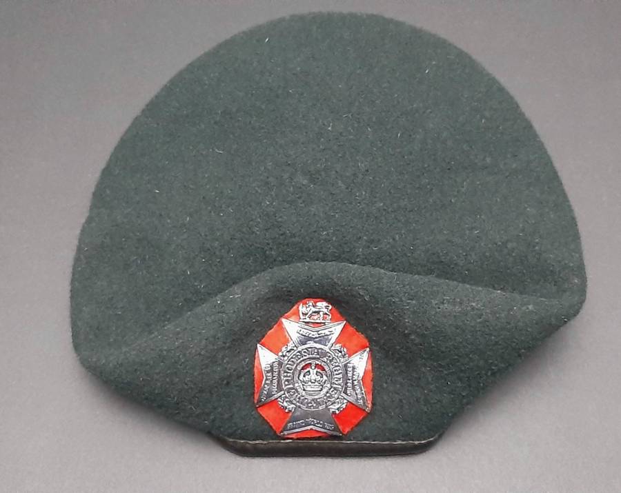 **Rhodesian Bush War: 1970s Rhodesia Regiment Beret w/ Badge & Stable Belt Length (57)**