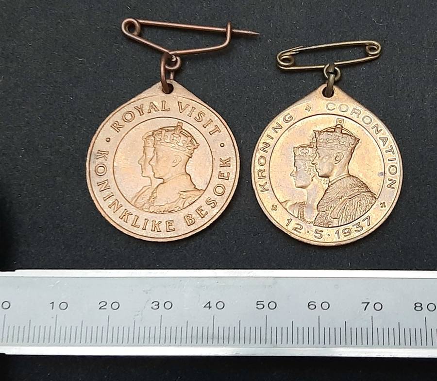 **Lot : South Africa 1937 Coronation & 1947 Royal Visit Medallions x2 (VF)