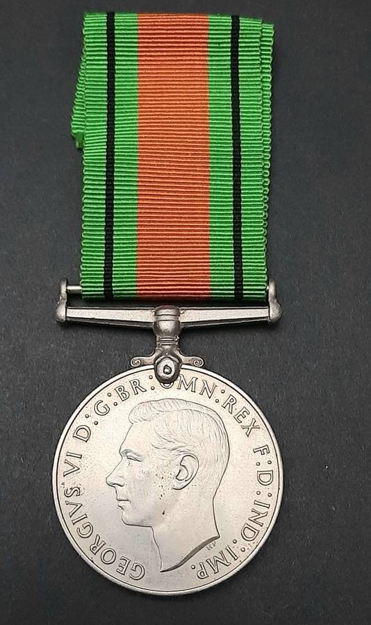 **WW2 : The Defence Medal w/ Ribbon ( British Issue)**
