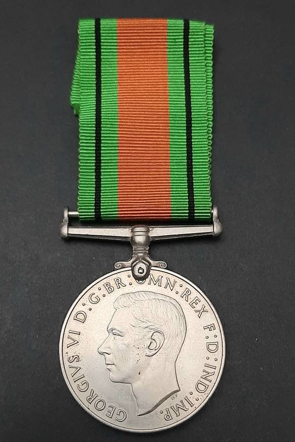 **WW2 : The Defence Medal w/ Ribbon ( British Issue)**