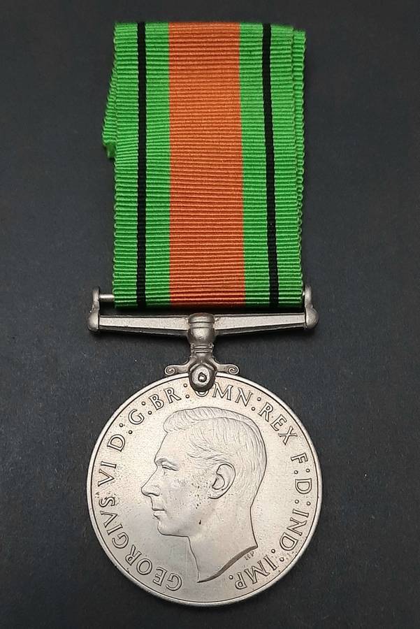 **WW2 : The Defence Medal w/ Ribbon ( British Issue)**