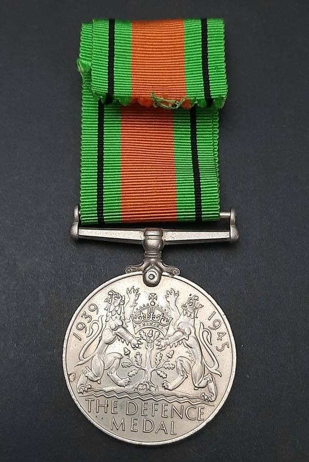 **WW2 : The Defence Medal w/ Ribbon ( British Issue)**