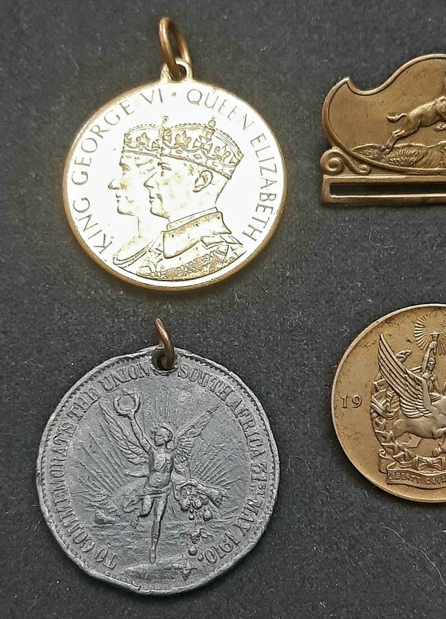 **Lot : Colonial & Royal Coronation Medallions x8 **