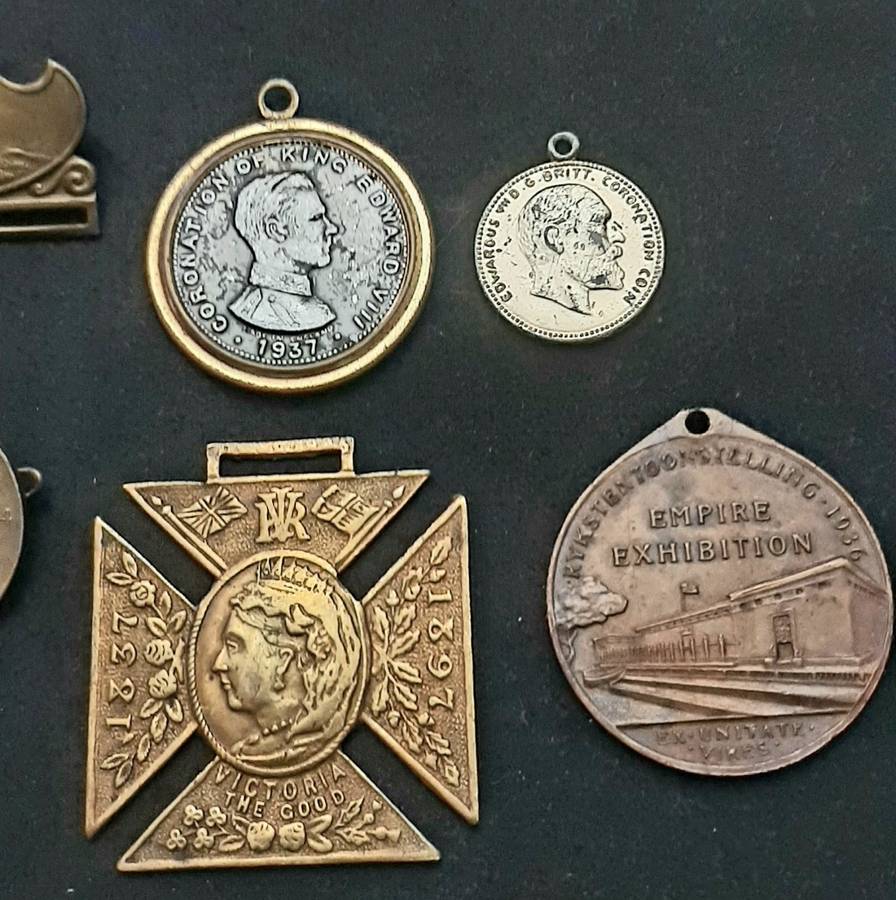 **Lot : Colonial & Royal Coronation Medallions x8 **
