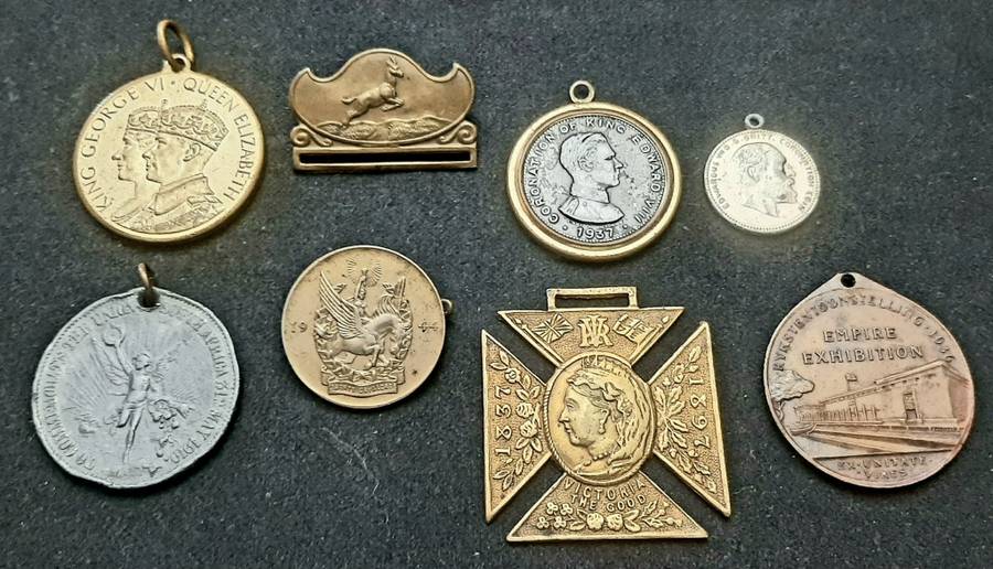 **Lot : Colonial & Royal Coronation Medallions x8 **