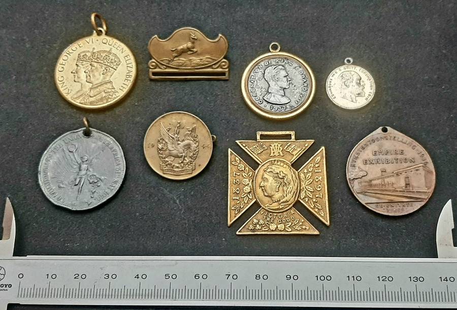 **Lot : Colonial & Royal Coronation Medallions x8 **