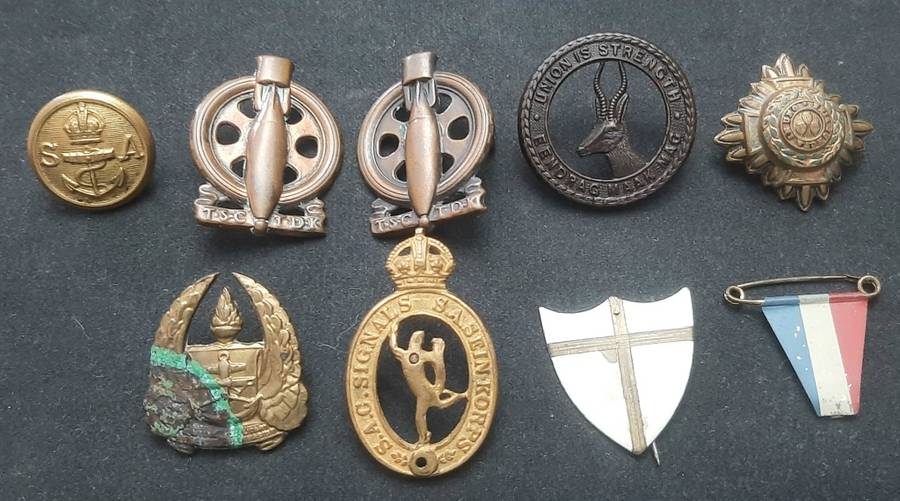 **WW2 Lot : South African Military Insignia x 8 Pcs **