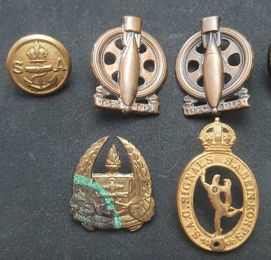 **WW2 Lot : South African Military Insignia x 8 Pcs **