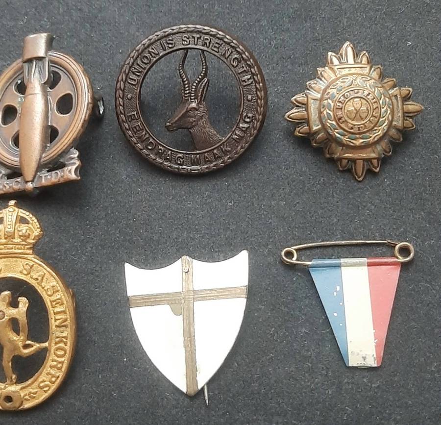 **WW2 Lot : South African Military Insignia x 8 Pcs **