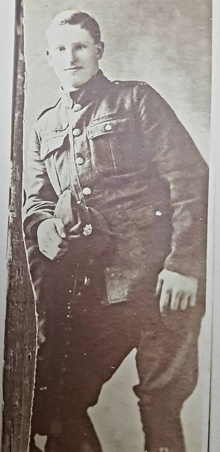 **WW1 : British Army 'Infantryman' Photographic Postcard (13cm x9cm).**