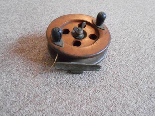VINTAGE WOODEN FISHING REEL