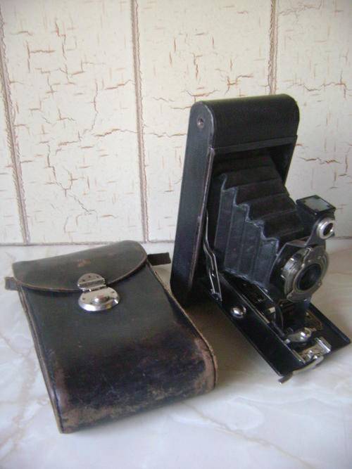 THIS VINTAGE CAMERA - AUTOGRAPHIC BROWNIE - MADE IN U.S.A.