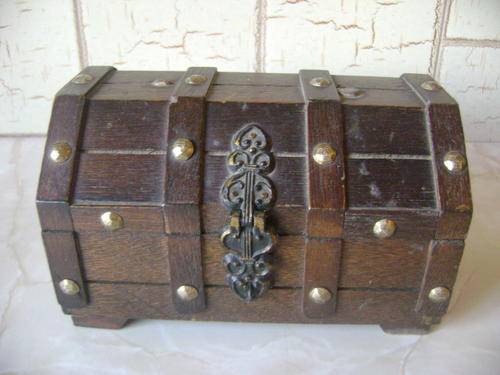 THIS OLD TRUNK WOODEN JEWELERY BOX IN GOOD CONDITION