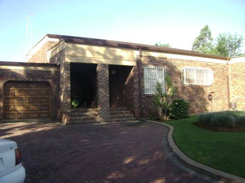 LARGE 5 BEDROOM HOME IN TOP AREA