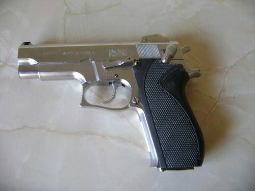 SMITH AND WESSON AIR PISTOL - SHOOTS BBS - AIR 2491/MODEL 5906
