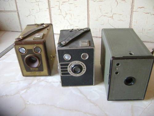 VINTAGE BROWNIE BOX CAMERAS IN GOOD CONDITION
