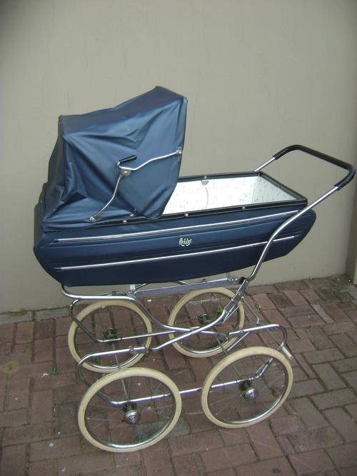LARGE VINTAGE ROCKABYE PRAM IN VERY GOOD CONDITION