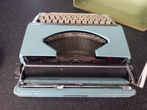 ROYAL 200 TYPEWRITER IN CARRY CASE - MADE IN JAPAN