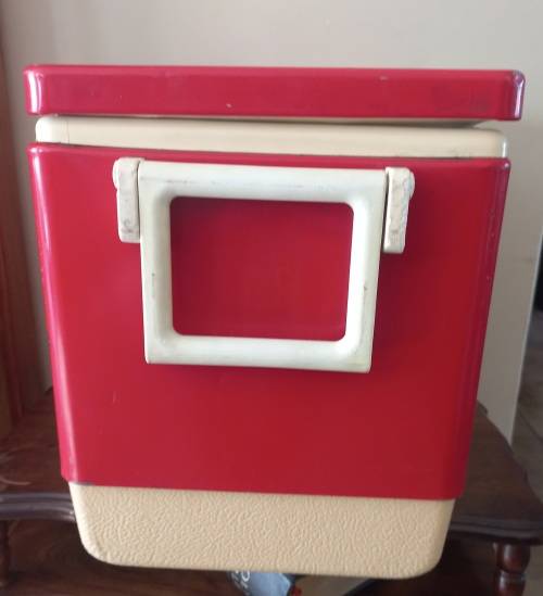 OLD COLEDMAN COOLER BOX