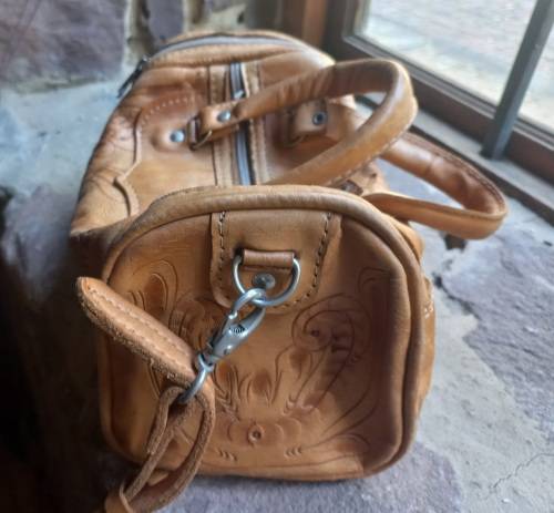 2X LEATHER HAND BAGS IN VERY GOOD CONDITION