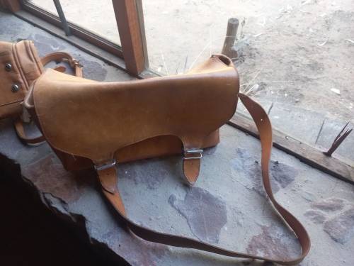 2X LEATHER HAND BAGS IN VERY GOOD CONDITION