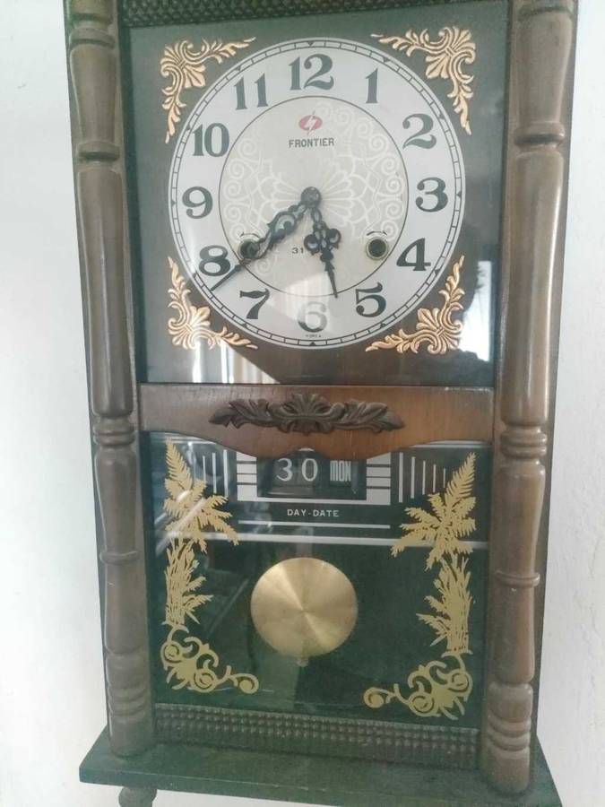A MAGNIFICENT VINTAGE FRONTIER 31 DAY CHIMING PENDULUM WALL CLOCK WITH DATE AND DAY