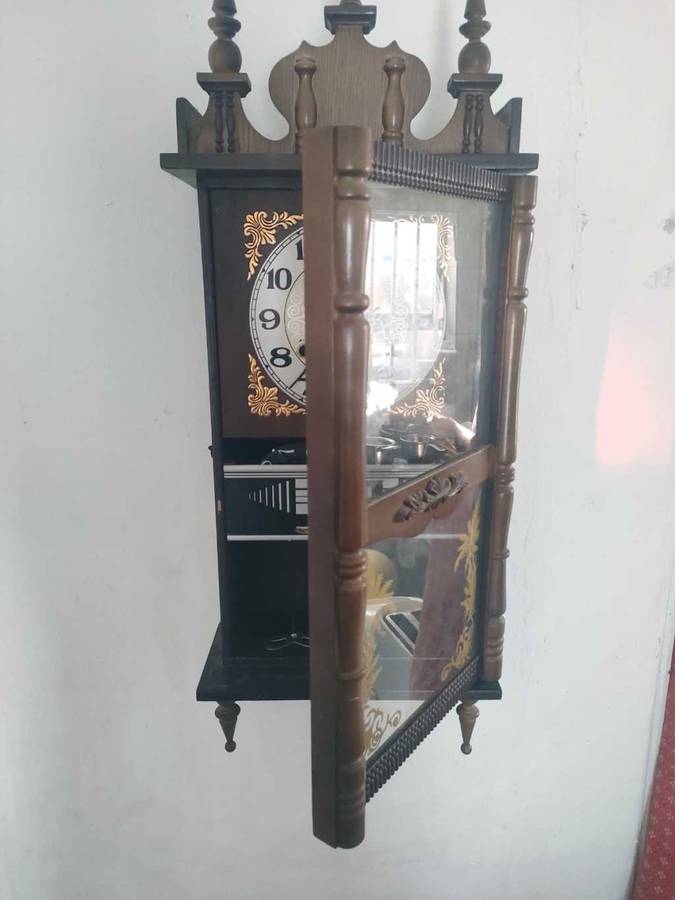 A MAGNIFICENT VINTAGE FRONTIER 31 DAY CHIMING PENDULUM WALL CLOCK WITH DATE AND DAY