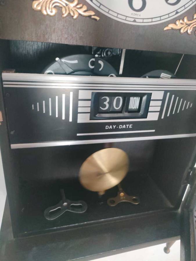 A MAGNIFICENT VINTAGE FRONTIER 31 DAY CHIMING PENDULUM WALL CLOCK WITH DATE AND DAY