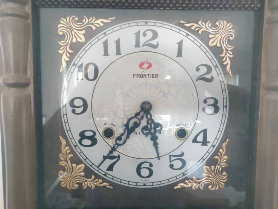 A MAGNIFICENT VINTAGE FRONTIER 31 DAY CHIMING PENDULUM WALL CLOCK WITH DATE AND DAY