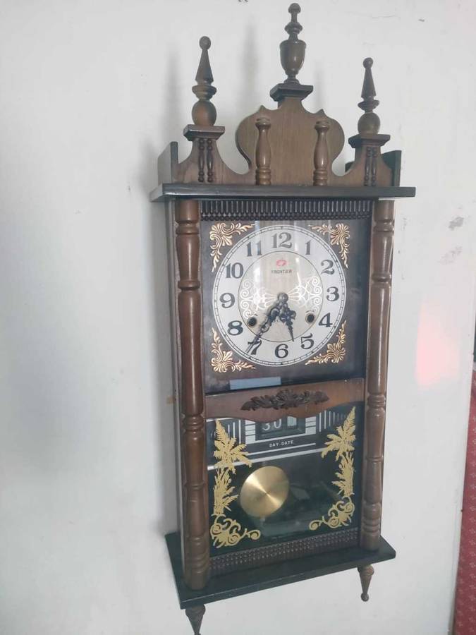 A MAGNIFICENT VINTAGE FRONTIER 31 DAY CHIMING PENDULUM WALL CLOCK WITH DATE AND DAY