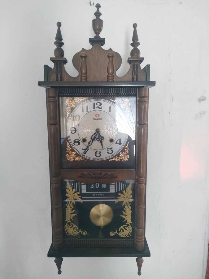 A MAGNIFICENT VINTAGE FRONTIER 31 DAY CHIMING PENDULUM WALL CLOCK WITH DATE AND DAY