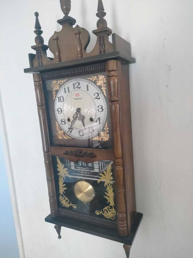 A MAGNIFICENT VINTAGE FRONTIER 31 DAY CHIMING PENDULUM WALL CLOCK WITH DATE AND DAY