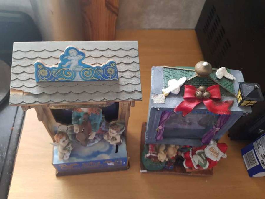 *** RARE FIND *** Wooden Christmas Music Hall Wind Up  Circa 1983 + Santa Music Box