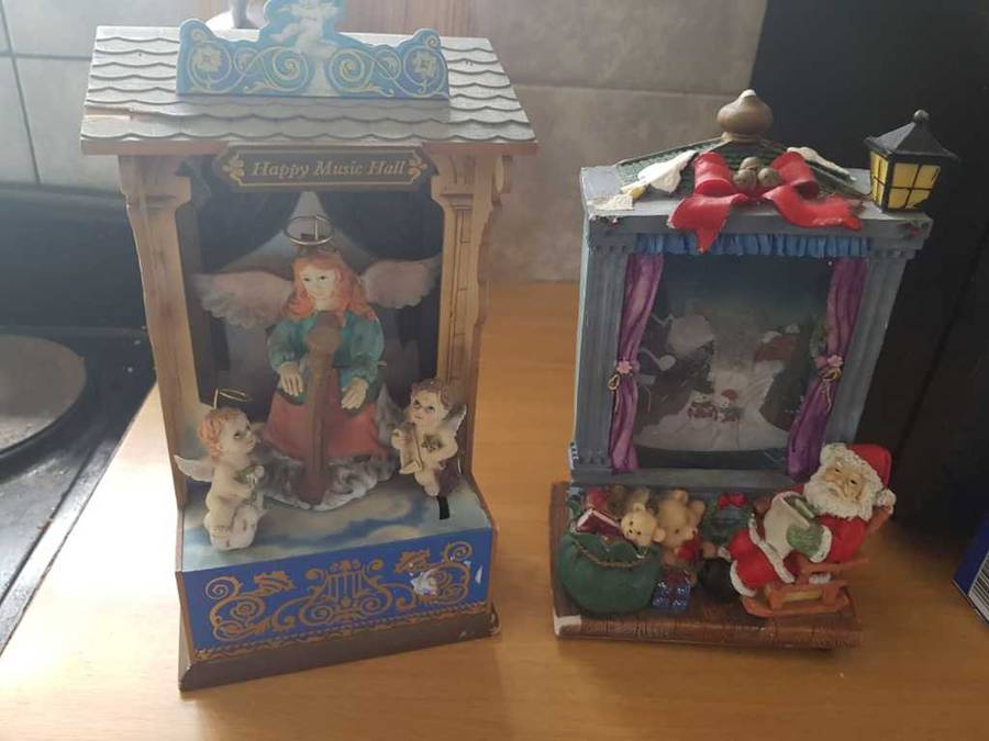 *** RARE FIND *** Wooden Christmas Music Hall Wind Up  Circa 1983 + Santa Music Box