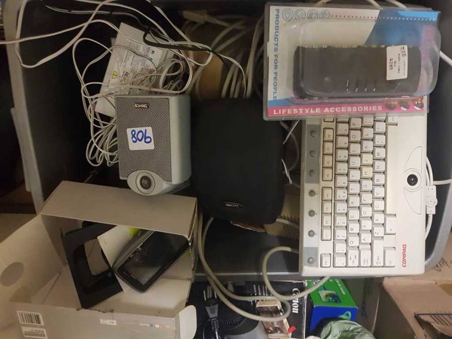 Lot Electronics | Commodore PSU`s | PSU`s | Nav Aid | Vintage Keyboard | Others