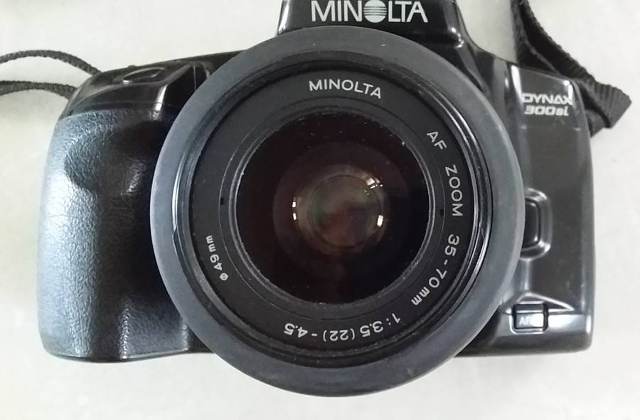 Minolta Dynax 300 si. FILM camera with 35 to 70 Zoom and auto focus and advance.