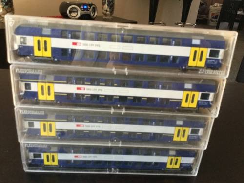 Lot various HO couches DC wheels